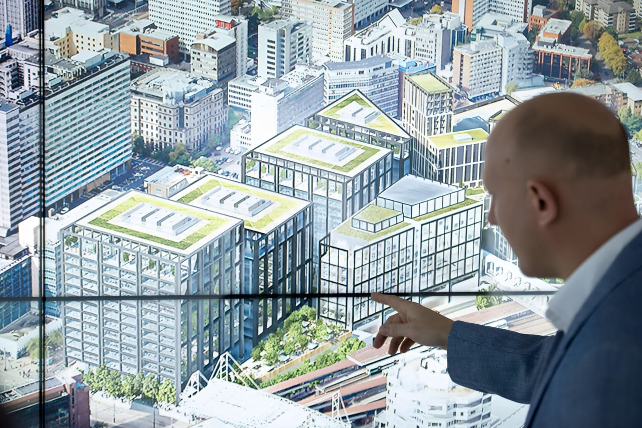 Vista futurista de San Cristóbal de las Casas con elementos tecnológicos, representando nuestro compromiso con el crecimiento tecnológico de la región